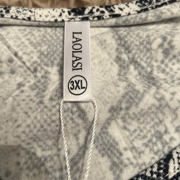 Snakeskin V-Neck Flowy Tunic Blouse - Picture 10 of 10